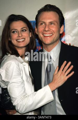 April 2000; Los Angeles, Kalifornien, USA; Schauspieler CHRISTIAN SLATER und seine Frau RYAN beim 7. jährlichen Rennen zum Löschen von MS. Stockfoto