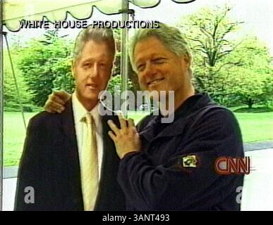 April 30, 2000; Washington, DC, Vereinigte Staaten; Präsident CLINTON erscheint in einem Fernsehbild eines Scheinvideos, das er für das Abendessen des Korrespondenten des Weißen Hauses am Samstag inszeniert hat. Stockfoto