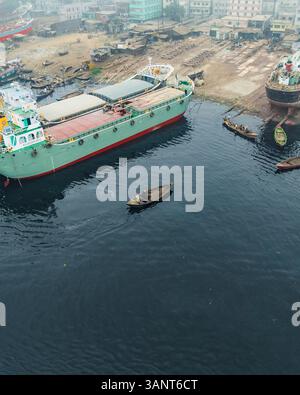 Luftaufnahme der Werft am Buriganga Fluss mit Frachtschiffen und Booten am Dock, Subhadya, Keraniganj, Dhaka, Bangladesch. Stockfoto