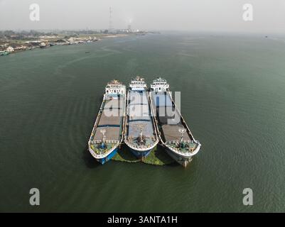 Luftaufnahme von Booten und Frachtschiffen auf dem ruhigen Meghna River, Bhairab, Dhaka, Bangladesch. Stockfoto