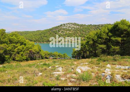 Dies ist ein Salzsee im Naturpark Telascica, der durch hohe Hügel vom Meer getrennt ist. Stockfoto