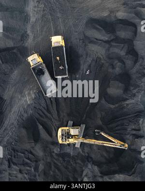 Luftaufnahme der industriellen Kohlefabrik mit Kränen und Baggern im Entwicklungsgebiet Amin Bazar, Savar, Dhaka, Bangladesch. Stockfoto