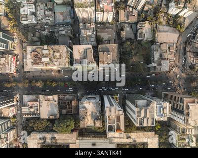 Aus der Vogelperspektive auf die geschäftige Stadtlandschaft mit Hochhäusern und geschäftigen Straßen, Paltan Thana, Dhaka, Bangladesch. Stockfoto