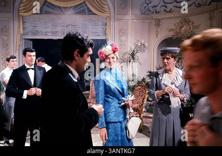 JANUAR 2011: INGRID BERGMAN, JOYCE GRENNEL, UND OMAR SHARIF...''DIE GELBEN ROLLEN ROYCE''. BOB GRANT/ 1964(Bild: © Globe Photos/ZUMAPRESS.com) Stockfoto