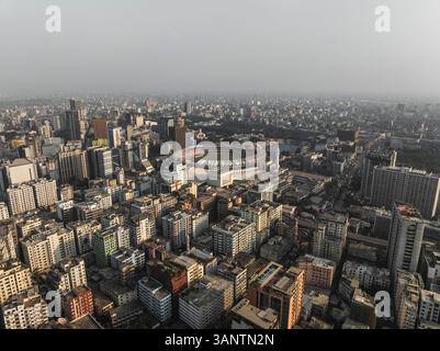 Aus der Vogelperspektive der dichten Stadt mit modernen Wolkenkratzern und dem Bangabandhu National Stadium, Shahbag, Dhaka, Bangladesch. Stockfoto