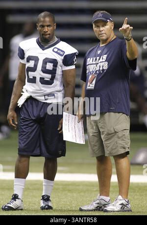 29. Juli 2011: San Antonio, Texas, USA – Joe DeCamillis, Koordinator der Dallas Cowboys Special Teams, rechts, tritt am Freitag, 29. Juli 2011 mit DeMarco Murray zurück. (Bild: © Paul Moseley/Fort Worth Star-Telegram/MCT/ZUMAPRESS.com) Stockfoto