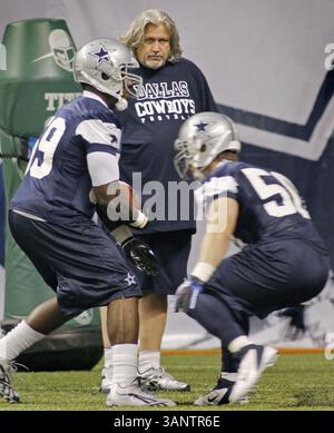 29. Juli 2011: San Antonio, Texas, USA - der Defensive Coordinator Rob Ryan der Dallas Cowboys arbeitet mit seinen Spielern während des Trainingslagers im Alamo Dome in San Antonio, Texas, am Freitag, 29. Juli 2011. (Bild: © Paul Moseley/Fort Worth Star-Telegram/MCT/ZUMAPRESS.com) Stockfoto