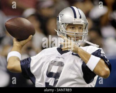 29. Juli 2011 – San Antonio, Texas, USA – der Quarterback der Dallas Cowboys Tony Romo wird am Freitag, 29. Juli 2011 im Alamo Dome in San Antonio, Texas, ausgehändigt. (Bild: © Paul Moseley/Fort Worth Star-Telegram/MCT/ZUMAPRESS.com) Stockfoto