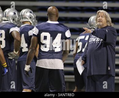29. Juli 2011: San Antonio, USA - Dallas Cowboys Defensive Coordinator Rob Ryan, rechts, arbeitet mit seinen Spielern zusammen, darunter Linebacker DeMarcus Ware (94), während des Trainingslagers im Alamo Dome in San Antonio, Texas, Freitag, 29. Juli 2011. (Bild: © Paul Moseley/Fort Worth Star-Telegram/MCT/ZUMAPRESS.com) Stockfoto