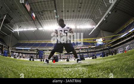 29. Juli 2011 – San Antonio, Texas – Dallas Cowboys Center Andre Gurode arbeitet am Freitag, 29. Juli 2011 mit einem Trainer am Rande des Trainingslagers im Alamo Dome in San Antonio, Texas. (Bild: © Paul Moseley/Fort Worth Star-Telegram/MCT/ZUMAPRESS.com) Stockfoto