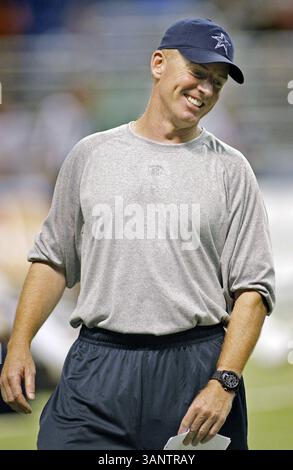 29. Juli 2011: San Antonio, Texas, USA: Jason Garrett, Cheftrainer der Dallas Cowboys lacht mit Spieler Miles Austin, nicht gezeigt, während das Team sich während des Trainingslagers im Alamo Dome in San Antonio, Texas, am Freitag, den 29. Juli 2011 ausdehnt. (Bild: © Paul Moseley/Fort Worth Star-Telegram/MCT/ZUMAPRESS.com) Stockfoto