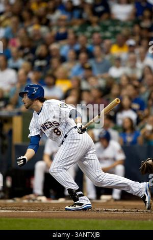 August 2011 - Milwaukee, WI. Miller Park..Milwaukee Brewers Ryan Braun #8 macht Kontakt auf der Platte, Braun hatte 2 Hits und 2 RBIs gegen die Pirates heute Abend..Milwaukee Brewers gewann die Pittsburgh Pirates mit 7:2..Mike McGinnis / CSM(Credit Image: © Mike McGinnis/Cal Sport Media/ZUMAPRESS.com) Stockfoto