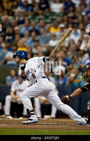 August 2011 - Milwaukee, WI. Miller Park..Milwaukee Brewers Ryan Braun #8 macht Kontakt auf der Platte, Braun hatte 2 Hits und 2 RBIs gegen die Pirates heute Abend..Milwaukee Brewers gewann die Pittsburgh Pirates mit 7:2..Mike McGinnis / CSM(Credit Image: © Mike McGinnis/Cal Sport Media/ZUMAPRESS.com) Stockfoto