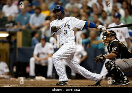 August 2011 - Milwaukee, WI. Miller Park..Milwaukee Brewers Yuniesky Betancourt #3 macht Kontakt auf der Platte, Betancourt hatte einen Hit gegen die Pirates heute Abend..Milwaukee Brewers gewann gegen die Pittsburgh Pirates 7:2..Mike McGinnis / CSM(Credit Image: © Mike McGinnis/Cal Sport Media/ZUMAPRESS.com) Stockfoto