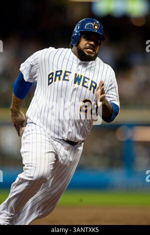 August 2011 - Milwaukee, WI. Miller Park. Milwaukee Brewers Prince Fielder #28 läuft zur dritten Basis, Fielder hatte 3 Hits und einen RBI gegen die Pirates heute Abend. Milwaukee Brewers gewann die Pittsburgh Pirates 7-2. Mike McGinnis / CSM(Credit Image: © Mike McGinnis/Cal Sport Media/ZUMAPRESS.com) Stockfoto
