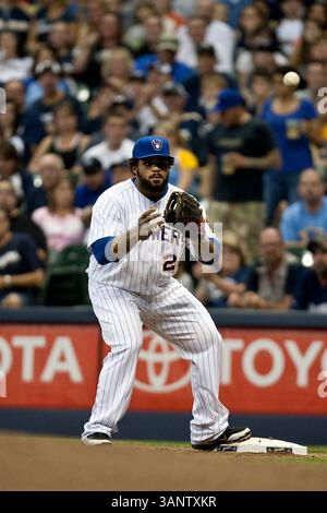 August 2011 - Milwaukee, WI. Miller Park. Milwaukee Brewers Prince Fielder #28 macht sich auf der ersten Basis für ein Out. Milwaukee Brewers gewann die Pittsburgh Pirates mit 7:2. Mike McGinnis / CSM(Credit Image: © Mike McGinnis/Cal Sport Media/ZUMAPRESS.com) Stockfoto