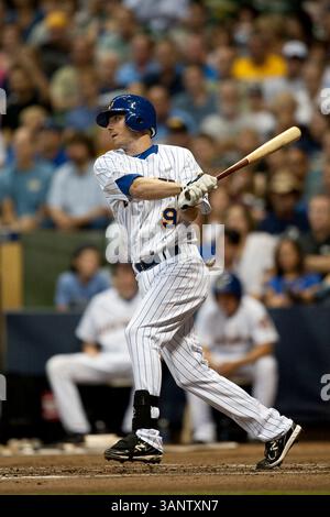 August 2011 - Milwaukee, WI. Miller Park..Milwaukee Brewers Josh Wilson #9 macht Kontakt auf der Platte, Wilson hatte einen Hit und einen RBI gegen die Pirates heute Abend..Milwaukee Brewers gewann gegen die Pittsburgh Pirates 7:2..Mike McGinnis / CSM(Credit Image: © Mike McGinnis/Cal Sport Media/ZUMAPRESS.com) Stockfoto