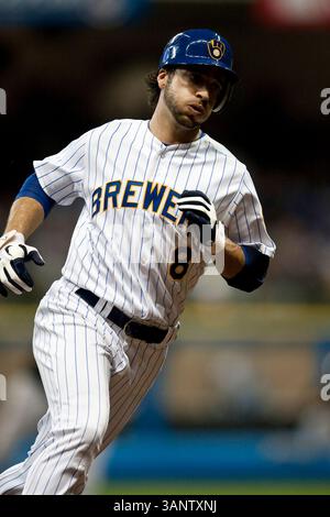 August 2011 - Milwaukee, WI. Miller Park. Milwaukee Brewers Ryan Braun #8 Runden dritte Basis, Braun hatte 2 Hits und 2 RBIs gegen die Pirates heute Abend. Milwaukee Brewers gewann gegen die Pittsburgh Pirates 7:2. Mike McGinnis / CSM(Credit Image: © Mike McGinnis/Cal Sport Media/ZUMAPRESS.com) Stockfoto