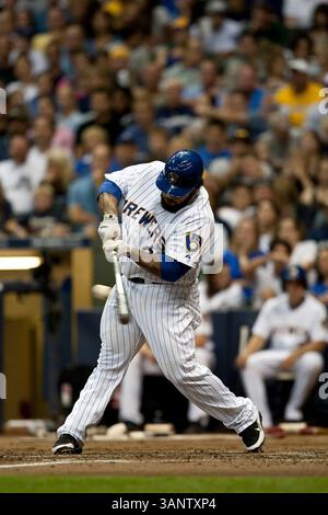 August 2011 - Milwaukee, WI. Miller Park. Milwaukee Brewers Prince Fielder #28 hat dieses Feld mit 3 Hits und einem RBI gegen die Pirates heute Abend gewonnen. Milwaukee Brewers gewann die Pittsburgh Pirates 7-2. Mike McGinnis / CSM(Credit Image: © Mike McGinnis/Cal Sport Media/ZUMAPRESS.com) Stockfoto