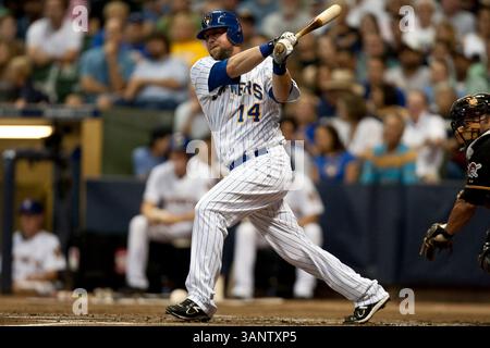 August 2011 - Milwaukee, WI. Miller Park..Milwaukee Brewers Casey McGehee #14 macht Kontakt mit der Platte, McGehee hatte 2 Hits und 2 RBIs gegen die Pirates heute Abend..Milwaukee Brewers gewann die Pittsburgh Pirates mit 7:2..Mike McGinnis / CSM(Credit Image: © Mike McGinnis/Cal Sport Media/ZUMAPRESS.com) Stockfoto