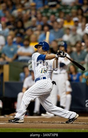 August 2011 - Milwaukee, WI. Miller Park..Milwaukee Brewers Jerry Hairston Jr. #15 macht Kontakt mit der Platte, Hairston war heute Abend schlagartig gegen die Pirates..Milwaukee Brewers gewann die Pittsburgh Pirates mit 7:2..Mike McGinnis / CSM(Credit Image: © Mike McGinnis/Cal Sport Media/ZUMAPRESS.com) Stockfoto