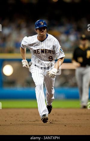 August 2011 - Milwaukee, WI. Miller Park. Milwaukee Brewers Josh Wilson #9 läuft zur dritten Basis, Wilson hatte einen Hit und einen RBI gegen die Pirates heute Abend. Milwaukee Brewers gewann gegen die Pittsburgh Pirates 7-2. Mike McGinnis / CSM(Credit Image: © Mike McGinnis/Cal Sport Media/ZUMAPRESS.com) Stockfoto