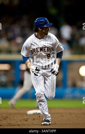 August 2011 - Milwaukee, WI. Miller Park. Milwaukee Brewers Ryan Braun #8 läuft zur dritten Basis, Braun hatte 2 Hits und 2 RBIs gegen die Pirates heute Abend. Milwaukee Brewers gewann gegen die Pittsburgh Pirates 7:2. Mike McGinnis / CSM(Credit Image: © Mike McGinnis/Cal Sport Media/ZUMAPRESS.com) Stockfoto