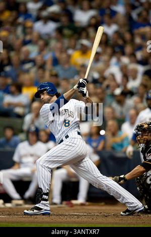 August 2011 - Milwaukee, WI. Miller Park..Milwaukee Brewers Ryan Braun #8 macht Kontakt auf der Platte, Braun hatte 2 Hits und 2 RBIs gegen die Pirates heute Abend..Milwaukee Brewers gewann die Pittsburgh Pirates mit 7:2..Mike McGinnis / CSM(Credit Image: © Mike McGinnis/Cal Sport Media/ZUMAPRESS.com) Stockfoto