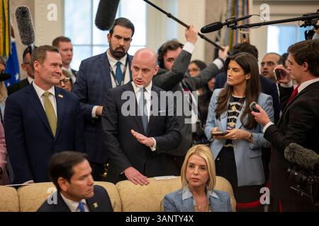 Trumps Präsidentenberater Stephen Miller bei einem bilateralen Treffen zwischen Trump und Präsident Nayib Bukele aus El Salvador. Stephen Miller ist ein US-amerikanischer politischer Berater und seit 2025 stellvertretender Stabschef für Politik im Weißen Haus. Als Mitglied der Republikanischen Partei war er zuvor als leitender Berater für Politik und als Redensleiter im Weißen Haus während der ersten Amtszeit von Präsident Donald Trump tätig. Seine Politik wurde als rechtsextreme und einwanderungsfeindliche Politik bezeichnet. Stockfoto