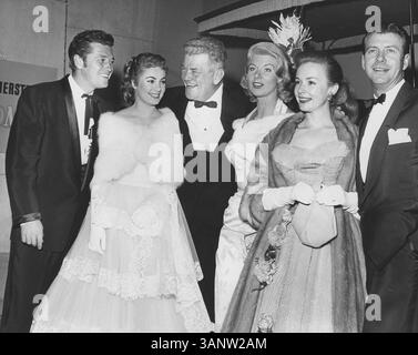 15. April 2011 - SHIRLEY JONES mit Gordon MacRae, J.C. Flippen, Mrs. Gordon MacRae, Piper Laurie und Gene Nelson. Bei der Premiere in Oklahoma, ägyptisches Theater. Bereitgestellt von Photos, inc (Kreditbild: © Globe Photos/ZUMAPRESS.com) Stockfoto