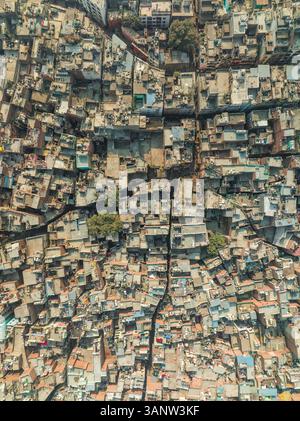 Aus der Vogelperspektive überfüllte Wohngebäude und Dächer in Paharganj, Neu-Delhi, Indien. Stockfoto