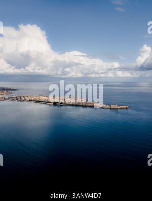 Blick aus der Vogelperspektive auf die wunderschöne Küstenstadt mit Sonnenuntergang über dem Ionischen Meer, Syrakus, Sizilien, Italien. Stockfoto