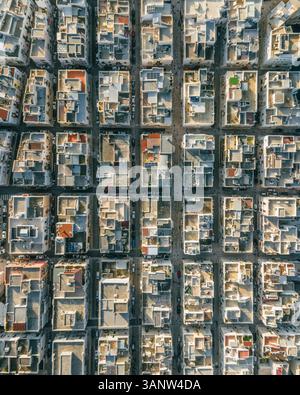 Aus der Vogelperspektive auf malerische mittelalterliche Gebäude und malerische Straßen in der Altstadt, Polignano a Mare, Apulien, Italien. Stockfoto