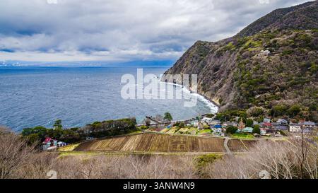 Der Name des Dorfes Ita aus einem Hochwinkel zeigt sich in einem brachliegenden Rapsfeld in einem japanischen Bauerndorf auf der Izu-Halbinsel Stockfoto