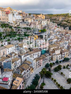 Blick aus der Vogelperspektive auf die historische mittelalterliche Altstadt mit bezaubernden Steinhäusern und malerischen Dächern, Ragusa, Sizilien, Italien. Stockfoto