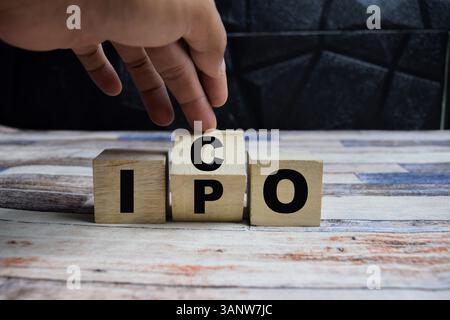 Concept Word IPO vs ICO, Cube änderte das Wort IPO - Initial Public Offering to ICO - Initial Coin Offering auf Holzblöcken auf einem Holztisch Stockfoto