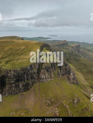 Aus der Vogelperspektive auf den dramatischen Quiraing Berg mit zerklüfteten Klippen und üppigem Grün, Portree, Schottland. Stockfoto