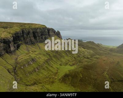Aus der Vogelperspektive auf den majestätischen Quiraing Berg mit zerklüfteten Klippen und einer ruhigen Landschaft, Portree, Großbritannien. Stockfoto