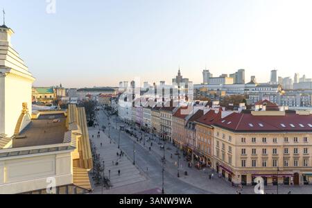 Blick vom Glockenturm in der Nähe der St. Annenkirche in Warschau, Polen in Richtung Krakowskie Przedmiescie. Moderne Skyline von Warschau über den Dächern der Altstadt. Stockfoto