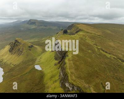 Aus der Vogelperspektive auf den Quiraing Berg mit rauem Gelände und grasbewachsenen Graten, Portree, Schottland. Stockfoto
