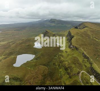 Aus der Vogelperspektive auf den dramatischen Quiraing Berg mit zerklüfteten Hügeln und ruhigen Tälern, Portree, Schottland. Stockfoto