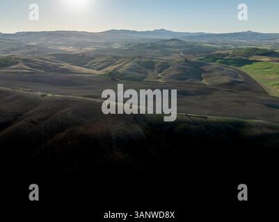 Panoramablick auf malerische Hügellandschaften und ruhige Landschaft bei Sonnenaufgang, San Quirico d'Orcia, Italien. Stockfoto