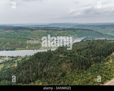 Blick aus der Vogelperspektive auf die malerische Stadt eingebettet in üppiges Grün in der Nähe eines ruhigen Flusses und sanfter Hügel, Riol, Deutschland. Stockfoto