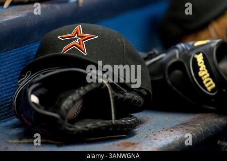 April 2011 - Milwaukee, WI. Miller Park..Houston Astros Mütze und Handschuh..Milwaukee Brewers gewann die Houston Astros mit 4:1..Mike McGinnis / CSM(Credit Image: © Mike McGinnis/Cal Sport Media/ZUMAPRESS.com) Stockfoto
