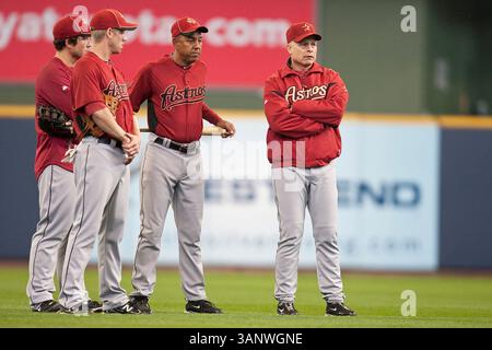 April 2011 - Milwaukee, WI. Miller Park. Houston Astros Manager Brad Mills #2, rechts. Milwaukee Brewers gewann die Houston Astros mit 4:1. Mike McGinnis / CSM(Credit Image: © Mike McGinnis/Cal Sport Media/ZUMAPRESS.com) Stockfoto