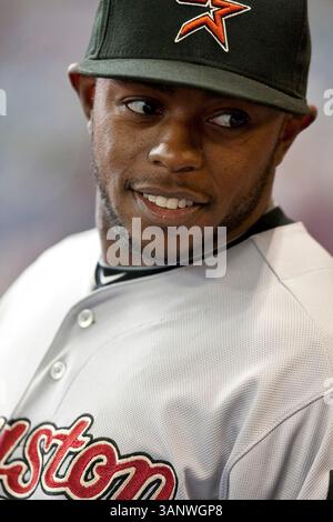 April 2011 - Milwaukee, WI. Miller Park. Houston Astros Jason Bourgeois #11 bereitet sich vor dem Spiel gegen die Milwaukee Brewers vor. Milwaukee Brewers gewann die Houston Astros mit 4:1. Mike McGinnis / CSM(Credit Image: © Mike McGinnis/Cal Sport Media/ZUMAPRESS.com) Stockfoto
