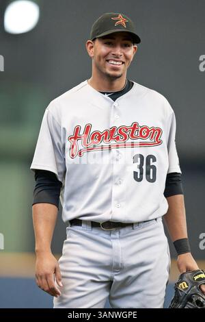 April 2011 - Milwaukee, WI. Miller Park. Houston Astros Angel Sanchez #36 wirft im Außenfeld vor dem Start des Spiels gegen die Milwaukee Brewers. . Milwaukee Brewers gewann die Houston Astros mit 4:1..Mike McGinnis / CSM(Credit Image: © Mike McGinnis/Cal Sport Media/ZUMAPRESS.com) Stockfoto