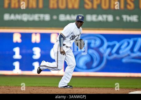 April 2011 - Milwaukee, WI. Miller Park..Milwaukee Brewers Yuniesky Betancourt #3 kann diesen Ball nicht in die Lücke schlagen..Milwaukee Brewers gewann die Houston Astros mit 4:1..Mike McGinnis / CSM(Credit Image: © Mike McGinnis/Cal Sport Media/ZUMAPRESS.com) Stockfoto