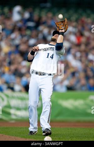 April 2011 - Milwaukee, WI. Miller Park..Milwaukee Brewers Casey McGehee #14 macht den Fang für das Out..Milwaukee Brewers gewann die Houston Astros mit 4:1..Mike McGinnis / CSM(Credit Image: © Mike McGinnis/Cal Sport Media/ZUMAPRESS.com) Stockfoto