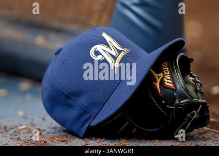 April 2011 - Milwaukee, WI. Miller Park. Milwaukee Brewers Mütze und Handschuh. Milwaukee Brewers gewann die Houston Astros mit 4:1. Mike McGinnis / CSM(Credit Image: © Mike McGinnis/Cal Sport Media/ZUMAPRESS.com) Stockfoto